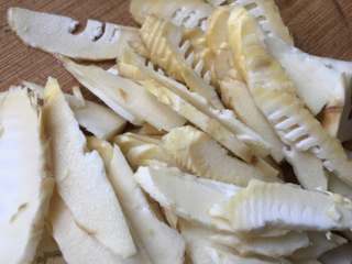 4、泡椒春笋,春笋切片状