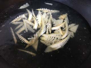 5、泡椒春笋,然后放水水肿煮6分钟至彻底成熟