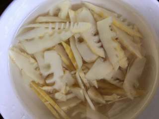 6、泡椒春笋,捞出放入冰水中，这样笋是非常爽脆的