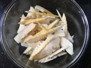 7、泡椒春笋,春笋沥干，放入一个无油干净的容器中