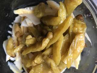 8、泡椒春笋,加入泡椒