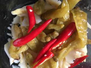 9、泡椒春笋,加入小米椒
