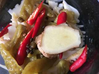 11、泡椒春笋,加入生姜片