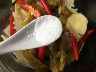 12、泡椒春笋,加入盐