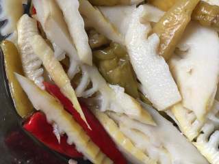 14、泡椒春笋,倒入泡椒水，如果泡椒水比较的少，你可以加入少许的凉白开，然后密封放入冰箱冷藏24小时