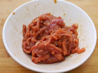 3、鱼香肉丝,抓均码味15分钟。