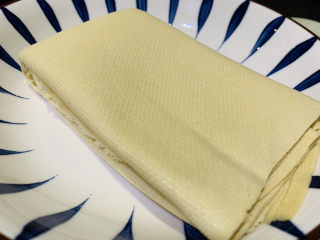 1、豆皮金针菇卷,豆皮取出，洗净