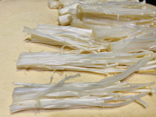 2、豆皮金针菇卷,金针菇，洗净，并切掉根部，一搓一搓分好