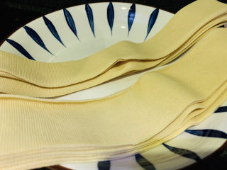 3、豆皮金针菇卷,豆皮切长条状