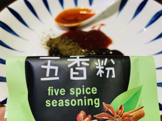 12、豆皮金针菇卷,加五香粉