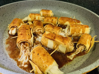 17、豆皮金针菇卷,转中火，煮一会，让调料入味