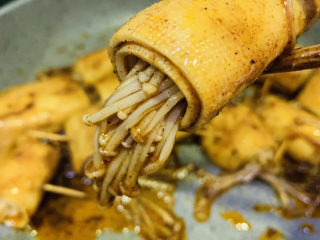 18、豆皮金针菇卷,一个个夹起，摆盘