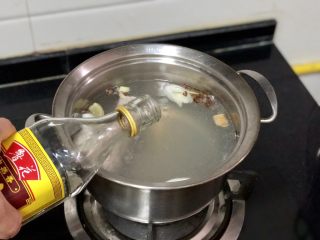 3、嫩绿纷红不自愁➕尖椒木耳回锅肉,水开加入少许料酒