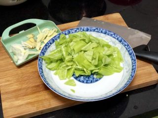 7、嫩绿纷红不自愁➕尖椒木耳回锅肉,尖椒切小块