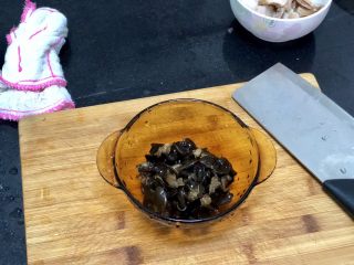 9、嫩绿纷红不自愁➕尖椒木耳回锅肉,黑木耳用手撕成小朵