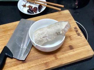 10、嫩绿纷红不自愁➕尖椒木耳回锅肉,冻了十分钟的五花肉取出