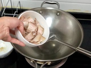 14、嫩绿纷红不自愁➕尖椒木耳回锅肉,热锅加少许食用油，润锅后，加入五花肉片