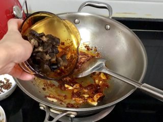 19、嫩绿纷红不自愁➕尖椒木耳回锅肉,加入木耳