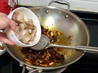 20、嫩绿纷红不自愁➕尖椒木耳回锅肉,加入五花肉片，淋少许刚才煮肉的肉汤，中火翻炒一分钟