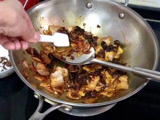 21、嫩绿纷红不自愁➕尖椒木耳回锅肉,加入半勺白糖翻炒均匀，提鲜