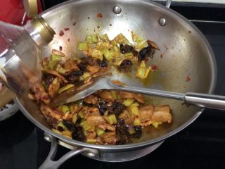 23、嫩绿纷红不自愁➕尖椒木耳回锅肉,加入少许生抽翻炒均匀