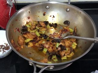 24、嫩绿纷红不自愁➕尖椒木耳回锅肉,尝下咸淡，郫县豆瓣酱生抽都比较咸，如果还觉得淡，可以加入少许食盐，翻炒均匀，即可出锅