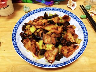 27、嫩绿纷红不自愁➕尖椒木耳回锅肉,因为现在买不到蒜苗，所以用青椒代替，其他做法与传统回锅肉差不多。肉片香而不腻，添加青椒木耳，营养更全面，是一道很过瘾的下饭菜喔。喜欢的宝宝们，也快来试试吧????