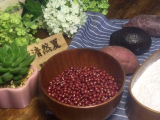 1、小朋友都爱吃的三色芋圆红豆汤,材料准备好,牛油果选择已经黑皮成熟的