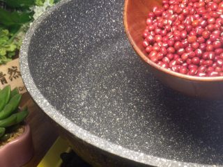 2、小朋友都爱吃的三色芋圆红豆汤,冷水下锅煮红豆