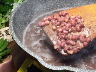 3、小朋友都爱吃的三色芋圆红豆汤,煮到开花就加入50克的白糖,煮好备用