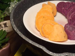 4、小朋友都爱吃的三色芋圆红豆汤,紫薯、黄心红薯切片蒸熟