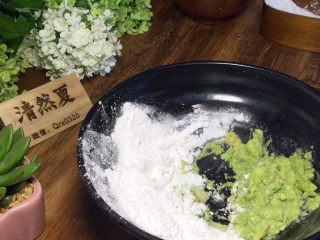 5、小朋友都爱吃的三色芋圆红豆汤,牛油果加5克白糖捣烂,再放木薯粉和成面团