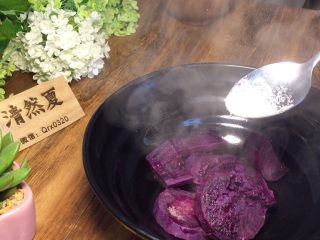 6、小朋友都爱吃的三色芋圆红豆汤,紫薯、黄心红薯蒸熟也是一样的步骤