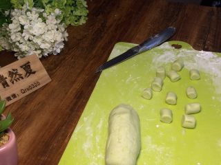 8、小朋友都爱吃的三色芋圆红豆汤,搓成小芋圆的样子