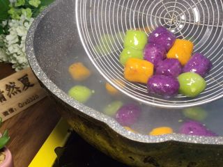 11、小朋友都爱吃的三色芋圆红豆汤,全部浮起捞出