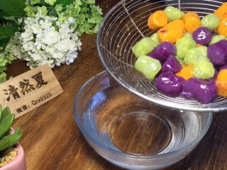 12、小朋友都爱吃的三色芋圆红豆汤,放冷水里浸泡30秒