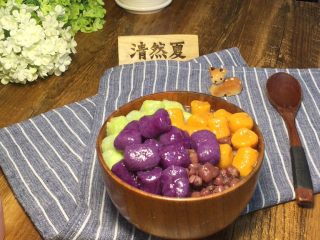 14、小朋友都爱吃的三色芋圆红豆汤,夏天吃的时候,红豆汤煮熟可以放冰箱冰镇!冰冰凉凉的时候也很好吃