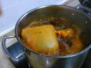 11、各种各样的卤菜,把卤水倒进比较深的锅里，把所有卤料放进去煮