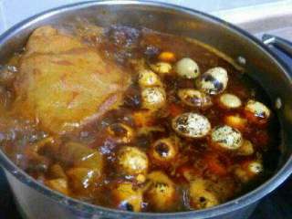 12、各种各样的卤菜,熬出香味后再放鹌鹑蛋和猪脚这两样不容易入味，煮20分钟这样。