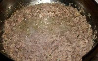 2、自制四川臊子,肉末炒变色后，炒出香味，用小火熬5分钟；