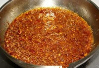 5、自制四川臊子,调入五香粉。搅拌均匀后就起锅。