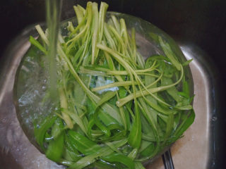 2、腐乳空心菜,将空心菜冲洗干净