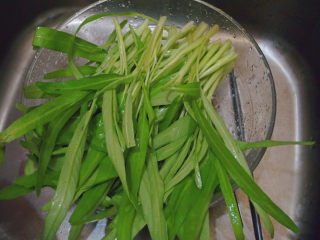 3、腐乳空心菜,摘掉一些烂叶,去掉多余的根茎