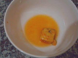 5、腐乳空心菜,取一小块腐乳,倒一点腐乳汁(不要太多,怕味太浓)