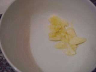 7、腐乳空心菜,准备蒜泥