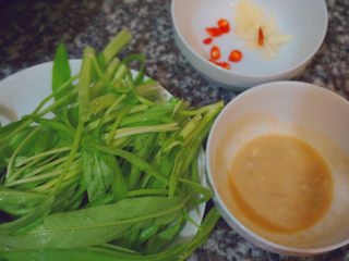 9、腐乳空心菜,这样前期材料就准备啦