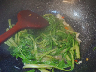 15、腐乳空心菜,加入少许食盐
