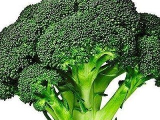 1、干锅西兰花,首先准备食材：一个新鲜的西兰花！