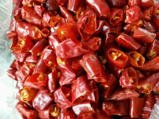 3、干锅西兰花,适量的干辣椒段，整个的干辣椒可以用剪刀剪成1厘米左右的段！