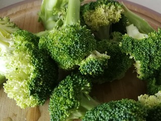 7、干锅西兰花,将西兰花清洗干净之后改刀成如图所示的形状，大小根据自己的喜好！